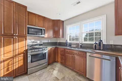 Kitchen - 44202 Bristow Cir, Ashburn, VA 20147 photo 3 of 4