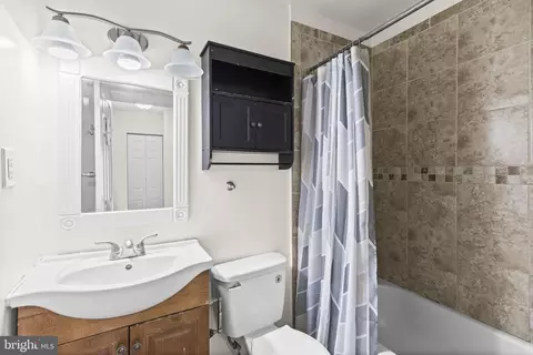 Bath - 604 S Birch St S, Sterling, VA 20164 photo 2 of 3
