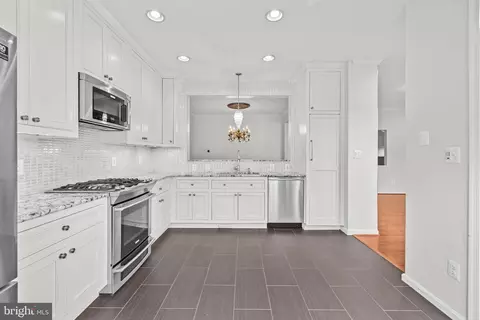 Kitchen - 20366 Clover Field Ter, Sterling, VA 20165 photo 4 of 7