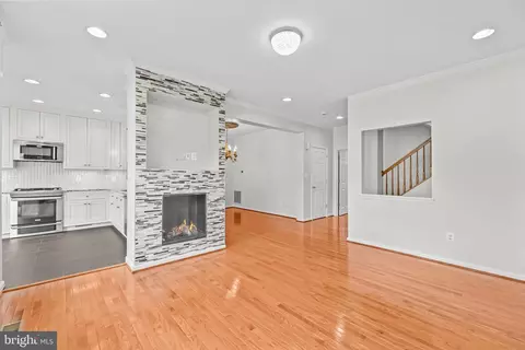 Living - 20366 Clover Field Ter, Sterling, VA 20165 photo 5 of 7