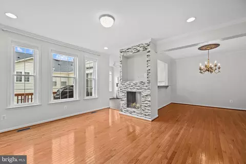 Living - 20366 Clover Field Ter, Sterling, VA 20165 photo 2 of 7