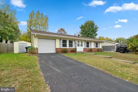 314 E Staunton Ave E, Sterling, VA 20164