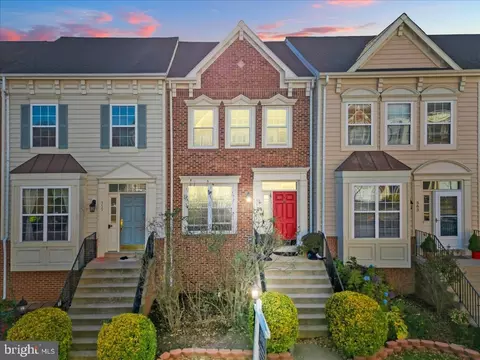 561 Edmonton Ter NE, Leesburg, VA 20176