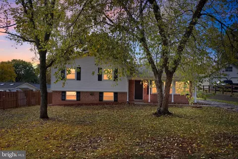 203 N Fir Ct, Sterling, VA 20164
