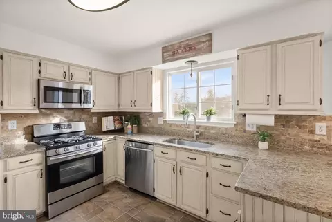 Kitchen - 43273 Clearnight Ter, Ashburn, VA 20147 photo 4 of 5