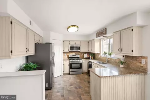 Kitchen - 43273 Clearnight Ter, Ashburn, VA 20147 photo 1 of 5