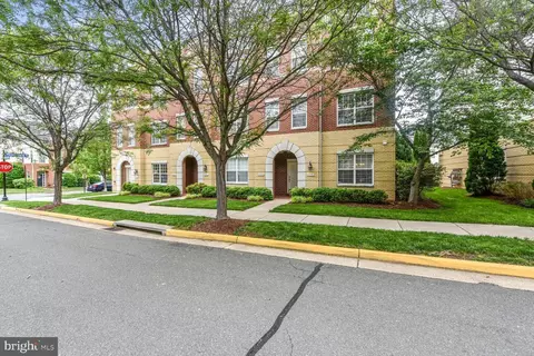 43590 Hampshire Crossing Sq, Leesburg, VA 20176