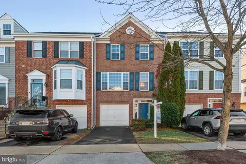 43017 Beachall St, Chantilly, VA 20152