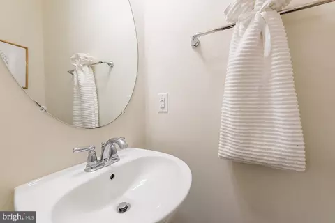 43376 Town Gate Sq, Chantilly, VA 20152 photo 11