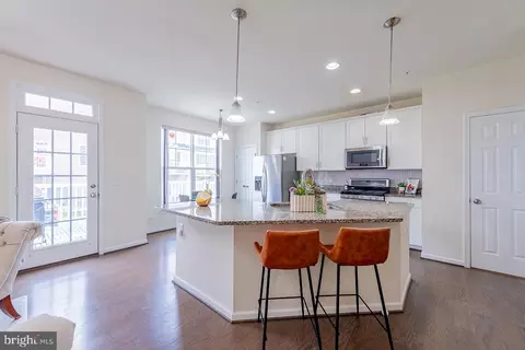 43376 Town Gate Sq, Chantilly, VA 20152 photo 8