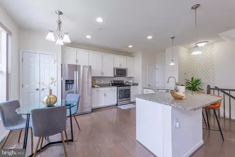 43376 Town Gate Sq, Chantilly, VA 20152 photo 9