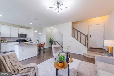 43376 Town Gate Sq, Chantilly, VA 20152 photo 3