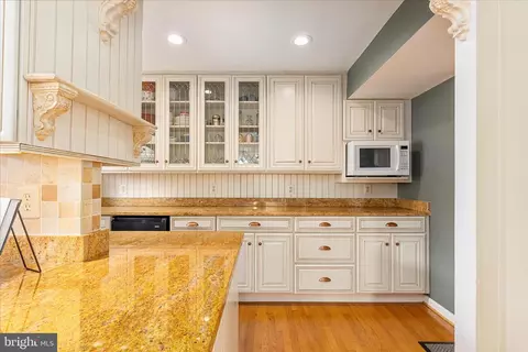 Kitchen - 43879 Glenhazel Dr, Ashburn, VA 20147 photo 4 of 5