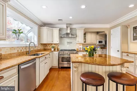 Kitchen - 43879 Glenhazel Dr, Ashburn, VA 20147 photo 5 of 5