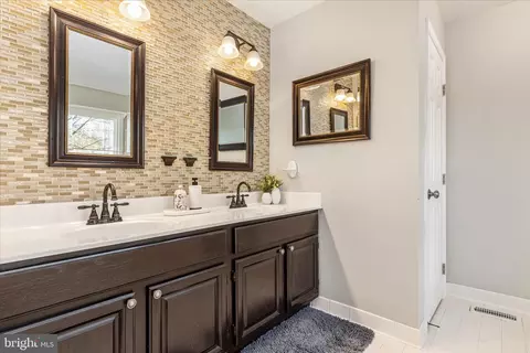 Bath - 43879 Glenhazel Dr, Ashburn, VA 20147 photo 1 of 4
