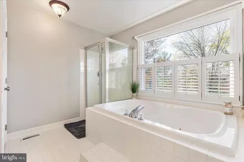 Bath - 43879 Glenhazel Dr, Ashburn, VA 20147 photo 2 of 4