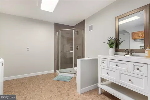 Bath - 43879 Glenhazel Dr, Ashburn, VA 20147 photo 4 of 4