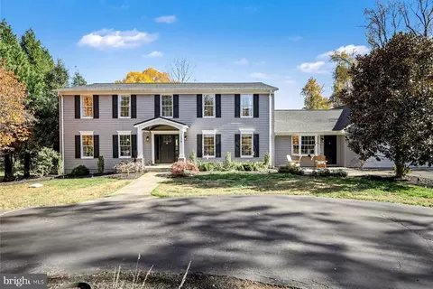 130 Lakeland Dr, Sterling, VA 20164