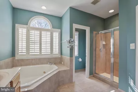 Bath - 42831 Falling Leaf Ct, Ashburn, VA 20148 photo 2 of 3