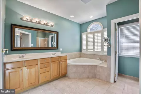 Bath - 42831 Falling Leaf Ct, Ashburn, VA 20148 photo 1 of 3