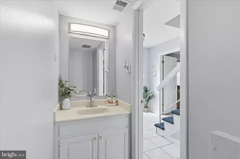 Entry Way - 26 Carousel Ct, Sterling, VA 20164 photo 2 of 2