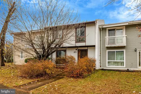 23 Monarch Dr, Sterling, VA 20164