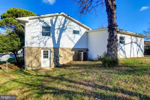 Exterior - 600 E Poplar Rd, Sterling, VA 20164 photo 2 of 2