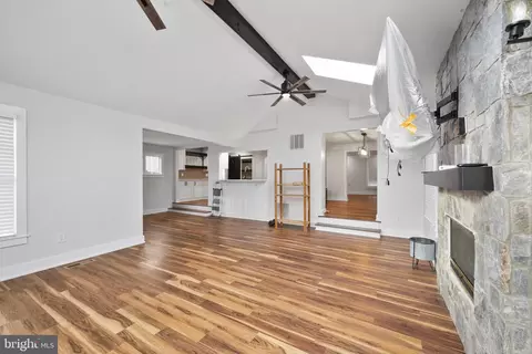 Living - 220 E Colonial Hwy, Hamilton, VA 20158 photo 1 of 2