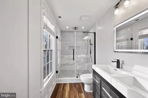Bath - 220 E Colonial Hwy, Hamilton, VA 20158 photo 3 of 6