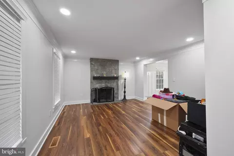 Living - 220 E Colonial Hwy, Hamilton, VA 20158 photo 2 of 2