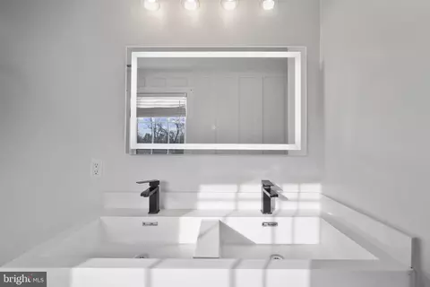 Bath - 220 E Colonial Hwy, Hamilton, VA 20158 photo 4 of 6