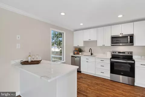 806 Cattail Ln NE, Leesburg, VA 20176