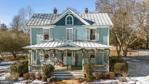 10 New Cut Rd, Round Hill, VA 20141