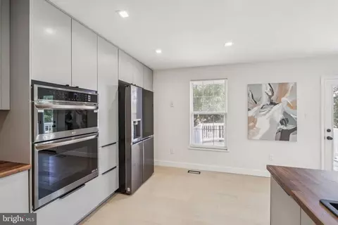 Kitchen - 43501 Postrail Sq, Ashburn, VA 20147 photo 4 of 4