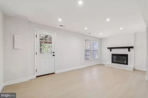 Living - 43501 Postrail Sq, Ashburn, VA 20147 photo 5 of 6