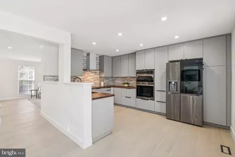 Kitchen - 43501 Postrail Sq, Ashburn, VA 20147 photo 3 of 4