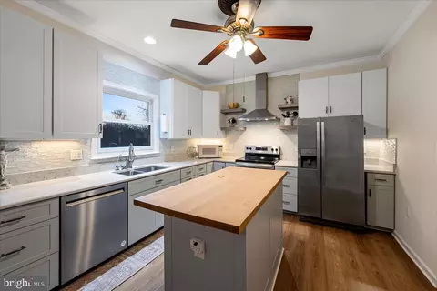 Kitchen - 43619 Preddy Ct, Ashburn, VA 20147 photo 3 of 4