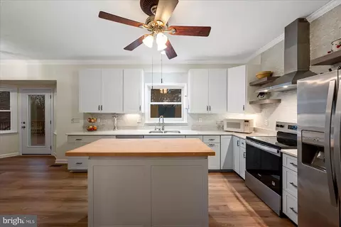 Kitchen - 43619 Preddy Ct, Ashburn, VA 20147 photo 2 of 4