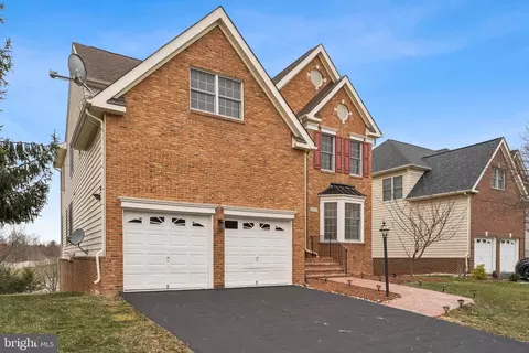 Exterior - 20385 Medalist Dr, Ashburn, VA 20147 photo 2 of 9