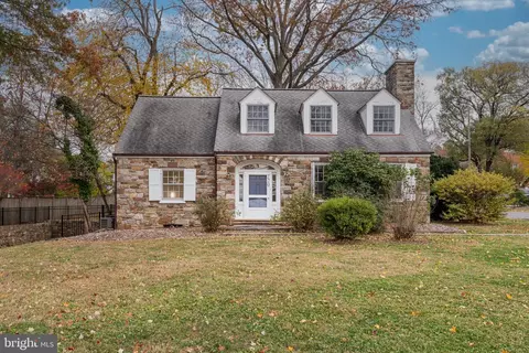 220 S 32nd St, Purcellville, VA 20132