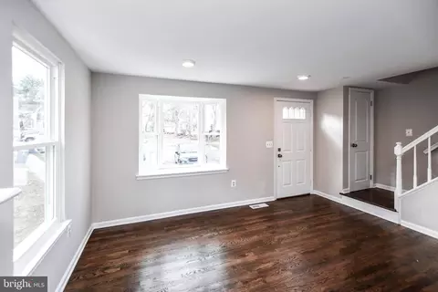 Living - 9 Dorrell Ct, Sterling, VA 20165 photo 3 of 4
