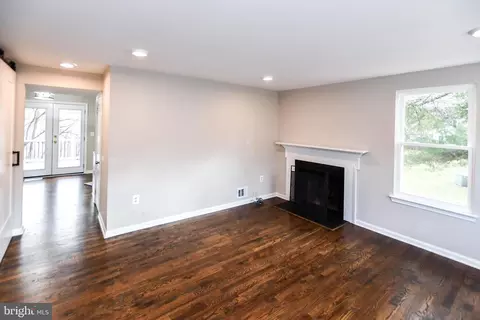 Living - 9 Dorrell Ct, Sterling, VA 20165 photo 2 of 4
