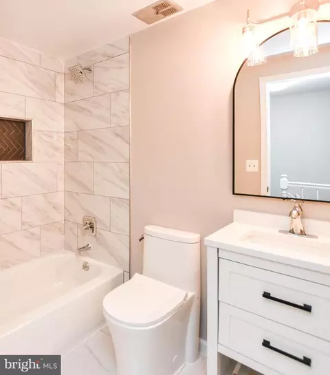 Bath - 9 Dorrell Ct, Sterling, VA 20165 photo 2 of 3