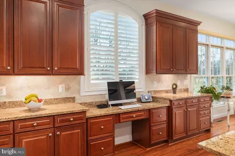 Kitchen - 19829 Somercote Ln, Leesburg, VA 20175 photo 5 of 5