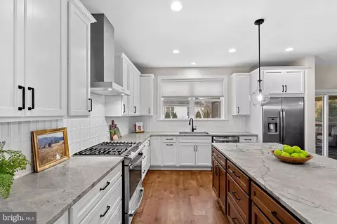 35611 Hamlet Ct, Round Hill, VA 20141