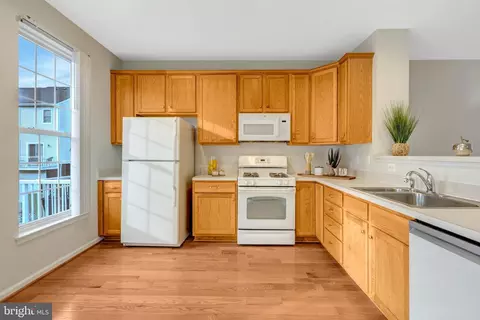 Kitchen - 25121 Monteith Ter, Chantilly, VA 20152 photo 2 of 2