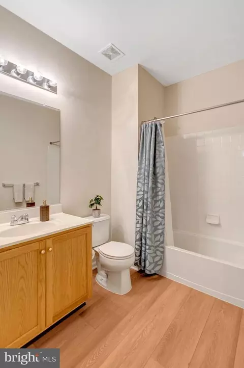 Bath - 25121 Monteith Ter, Chantilly, VA 20152 photo 2 of 4