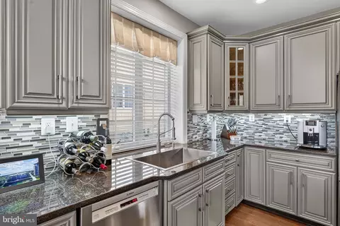 Kitchen - 19873 Bethpage Ct, Ashburn, VA 20147 photo 7 of 10