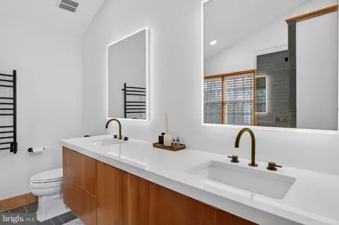 Bath - 19873 Bethpage Ct, Ashburn, VA 20147 photo 5 of 8