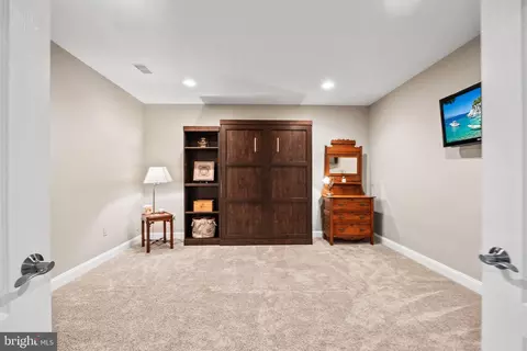 Bedroom - 43423 Mountcastle Dr, Chantilly, VA 20152 photo 9 of 10